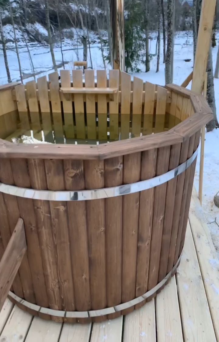 Гаряча діжка біля річки